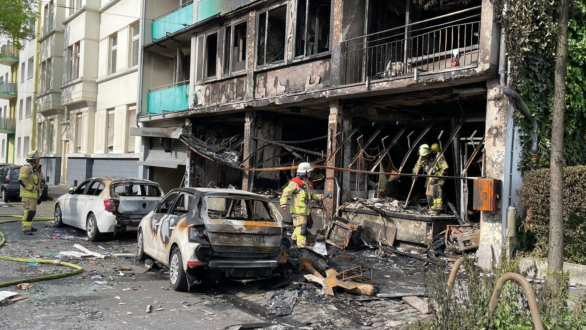 Explosion in Düsseldorfer Kiosk: Das Haus ist unbewohnbar.