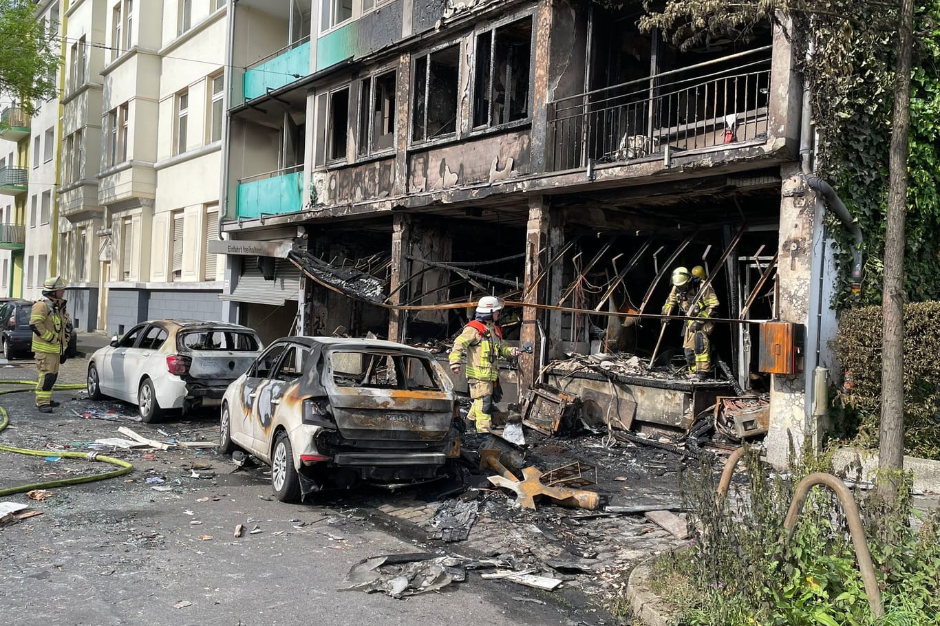 Explosion in Düsseldorfer Kiosk: Das Haus ist unbewohnbar.