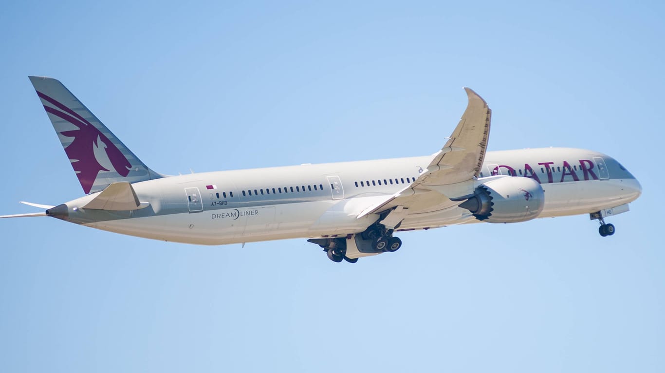 Flugzeug von Qatar Airways (Symbolbild): Acht Passagiere mussten ins Krankenhaus.