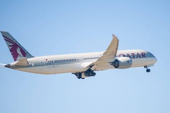 Flugzeug von Qatar Airways (Symbolbild): Acht Passagiere mussten ins Krankenhaus.