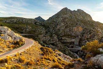 Ein Genuss für Reisende: Die Serpentinen-Straße MA-2141 nach Sa Calobra im Nordwesten Mallorcas.