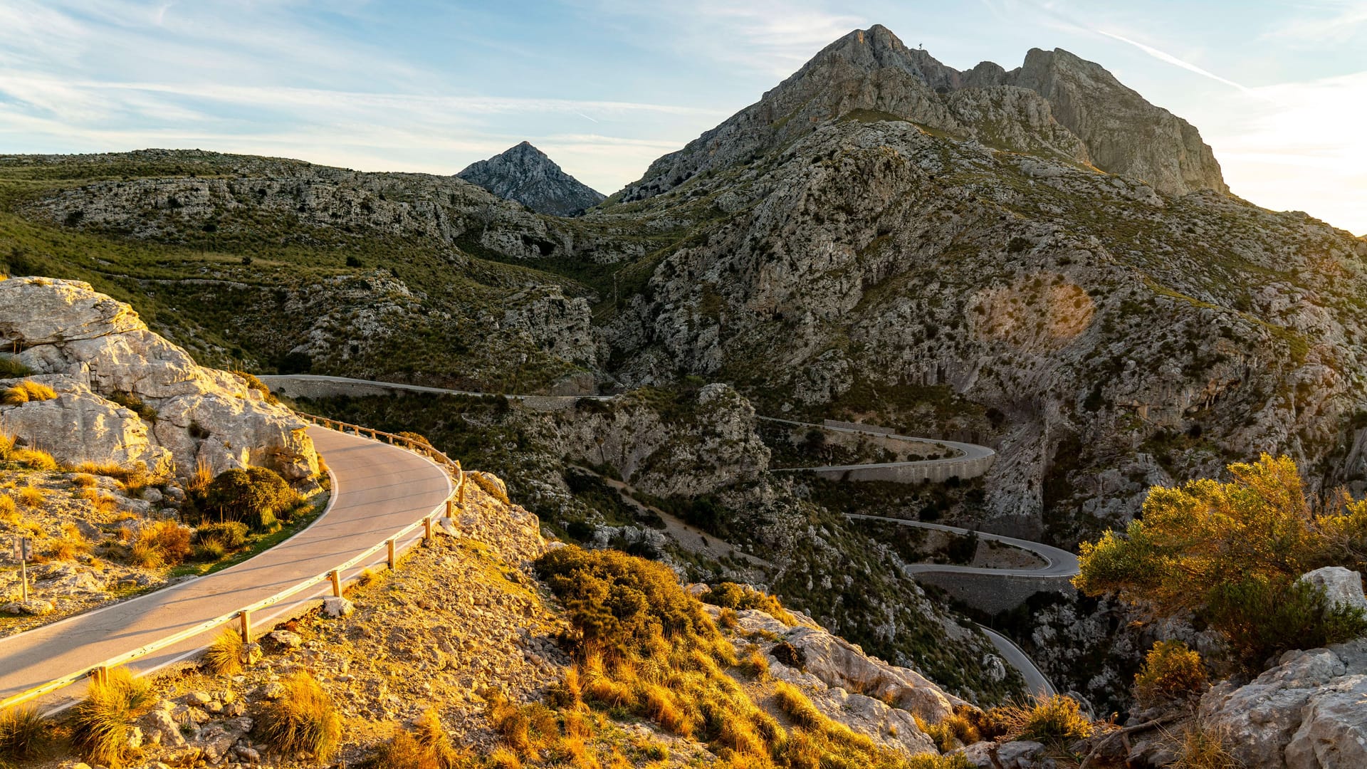 Ein Genuss für Reisende: Die Serpentinen-Straße MA-2141 nach Sa Calobra im Nordwesten Mallorcas.