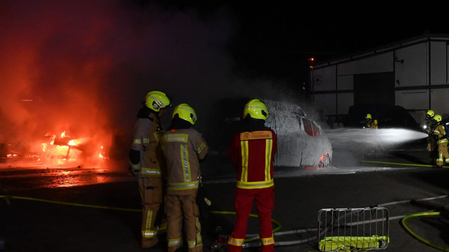 Feuerwehrkräfte auf einem Parkplatz in Wittenau im Einsatz: Offenbar geht man von Brandstiftung aus.