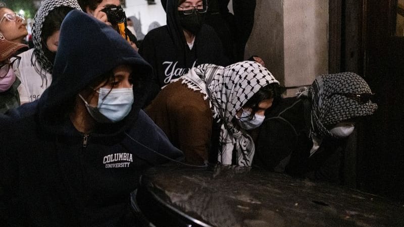 Studierende blockieren den Eingang der Hamilton Hall an der Columbia University in New York nach der Besetzung.