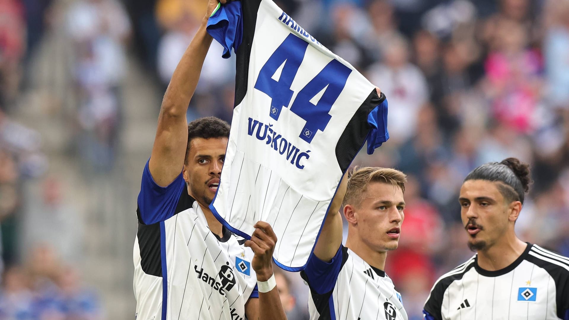 Robert Glatzel jubelt mit dem Trikot von Mario Vušković: Das Team stellte sich hinter ihren Mannschaftskollegen.