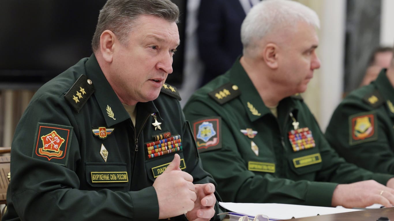 Der russische General Alexander Lapin (l.) Mitte Mai 2024 bei einem Meeting im Kreml.