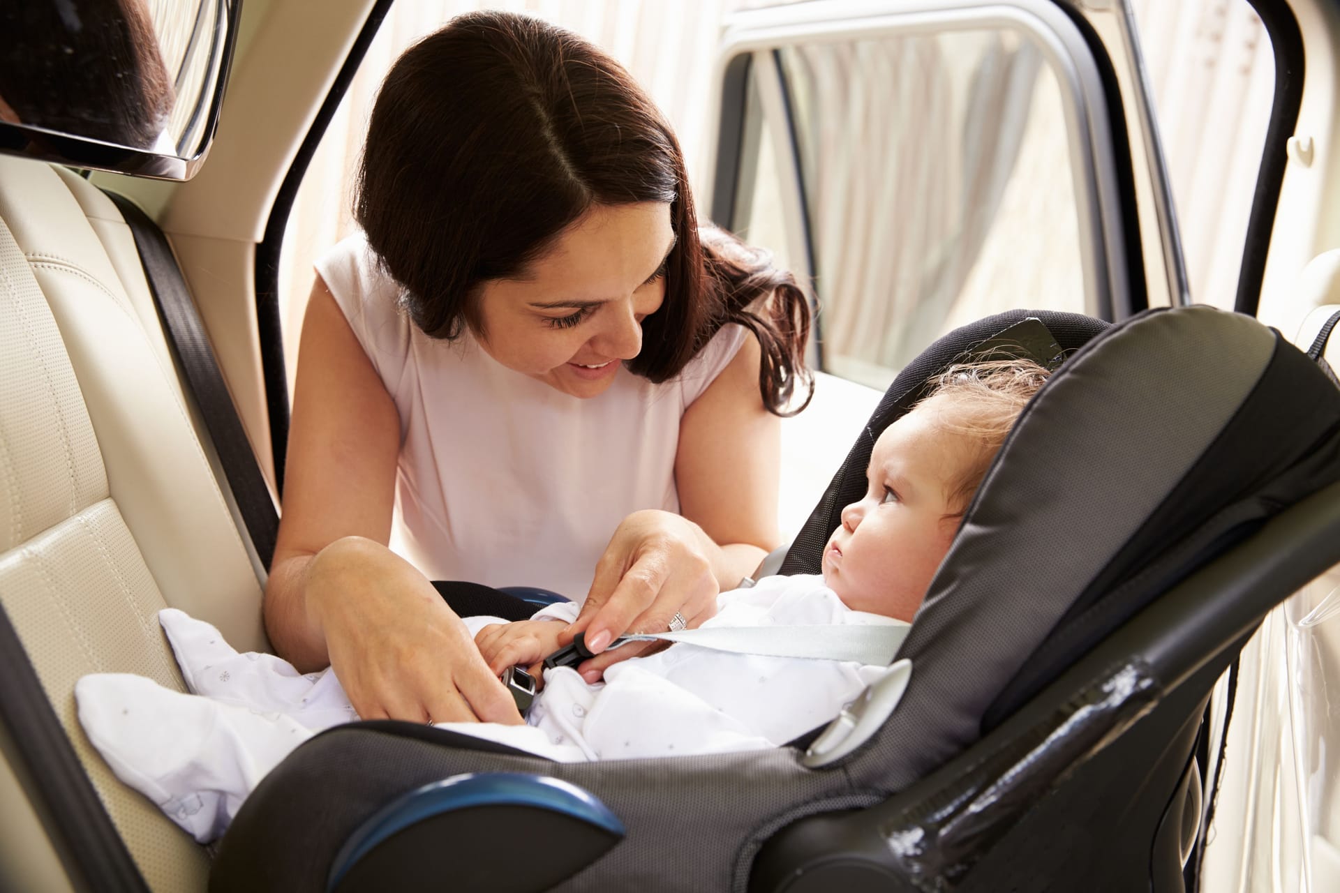 Die Stiftung Warentest und der ADAC haben Kindersitze und Babyschalen untersucht. Zwei fallen durch.