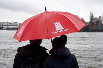 Schmuddelwetter am Hamburger Hafen (Symbolbild): Im vergangenen Jahr galten die Hamburger noch als die glücklichsten Großstädter.