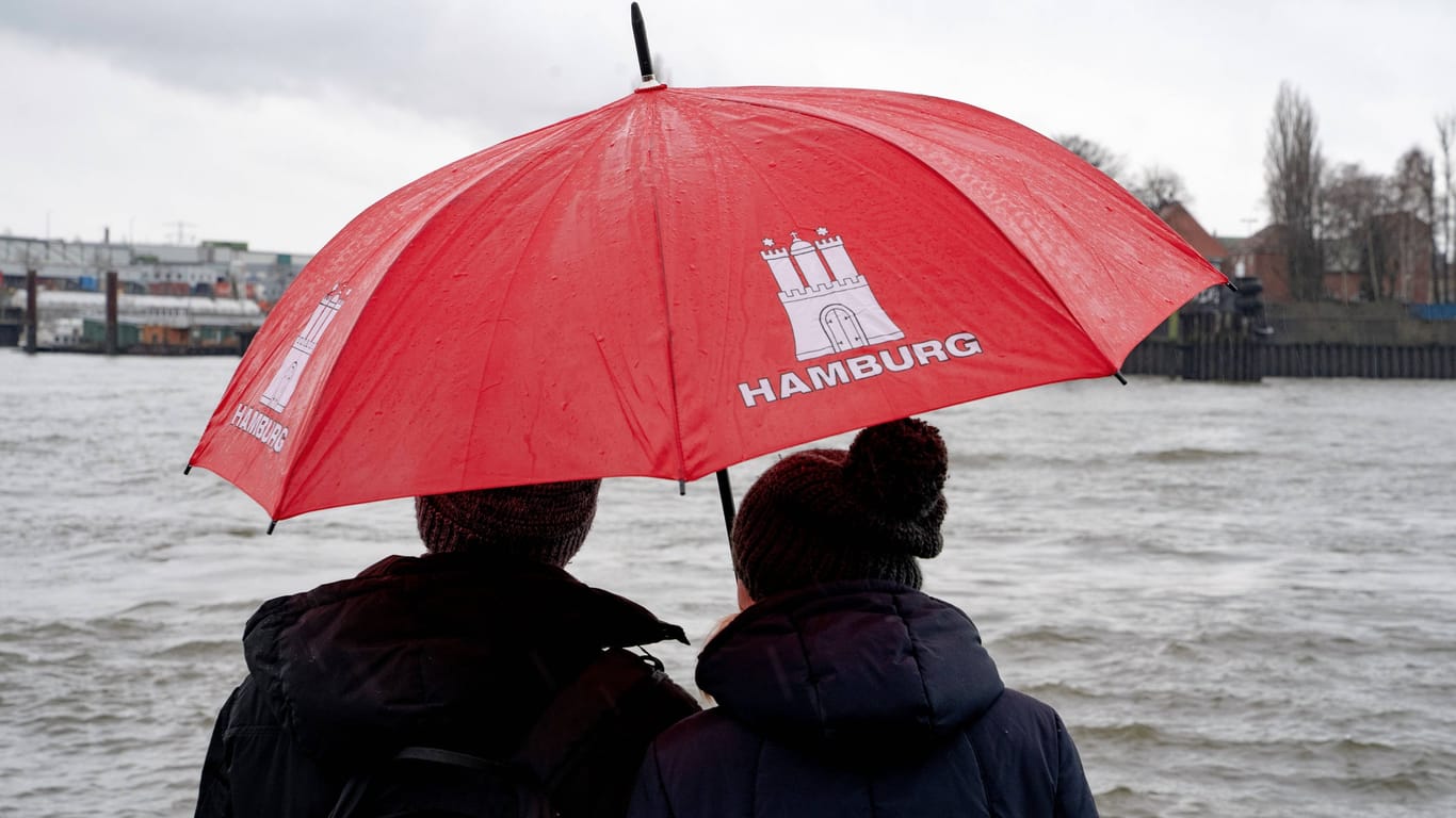 Schmuddelwetter am Hamburger Hafen (Symbolbild): Im vergangenen Jahr galten die Hamburger noch als die glücklichsten Großstädter.