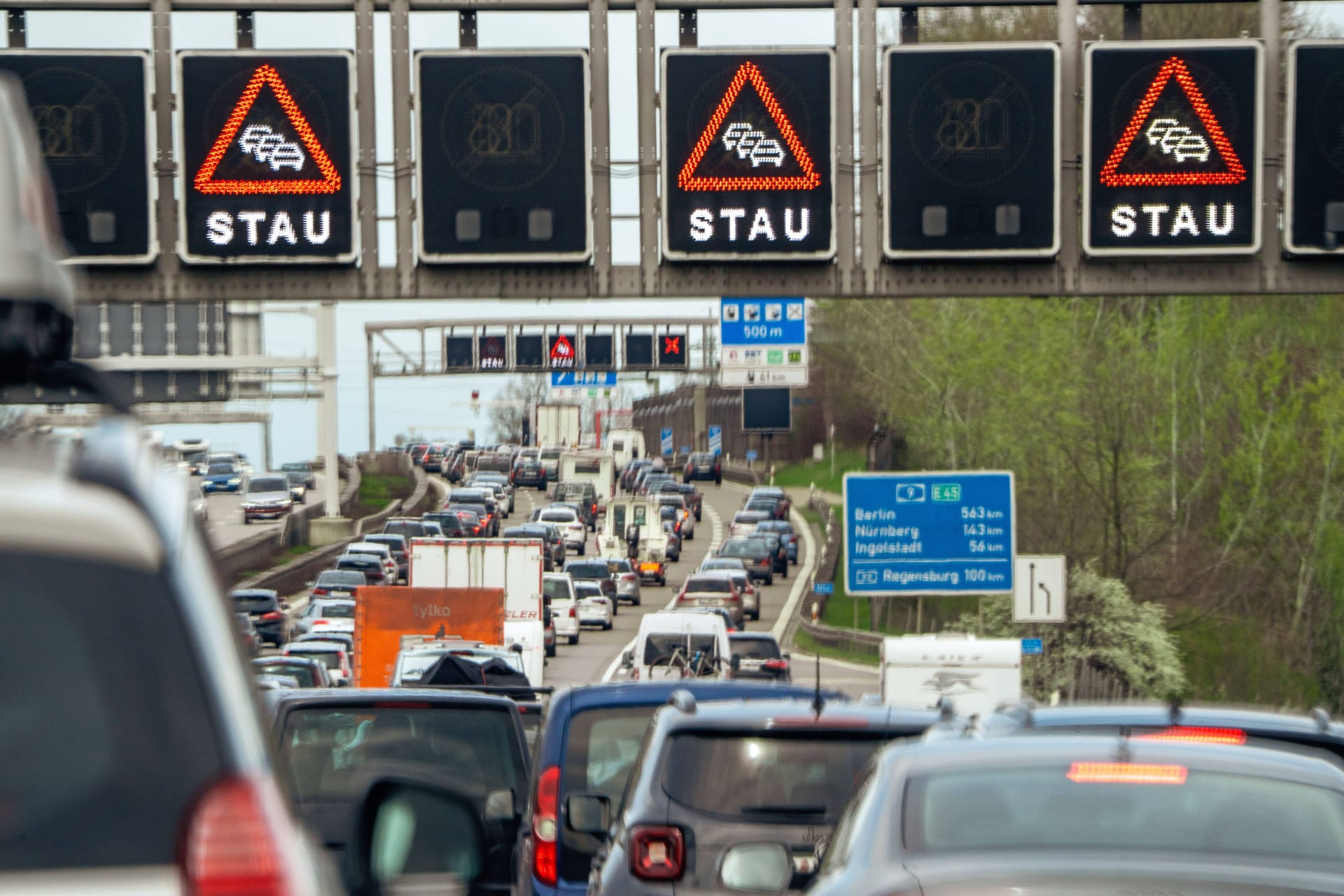 Stau auf der A9 von München nach Nürnberg (Archivbild): Rund um den Feiertag dürfte es auf Bayerns Autobahnen erwartungsgemäß voll werden.