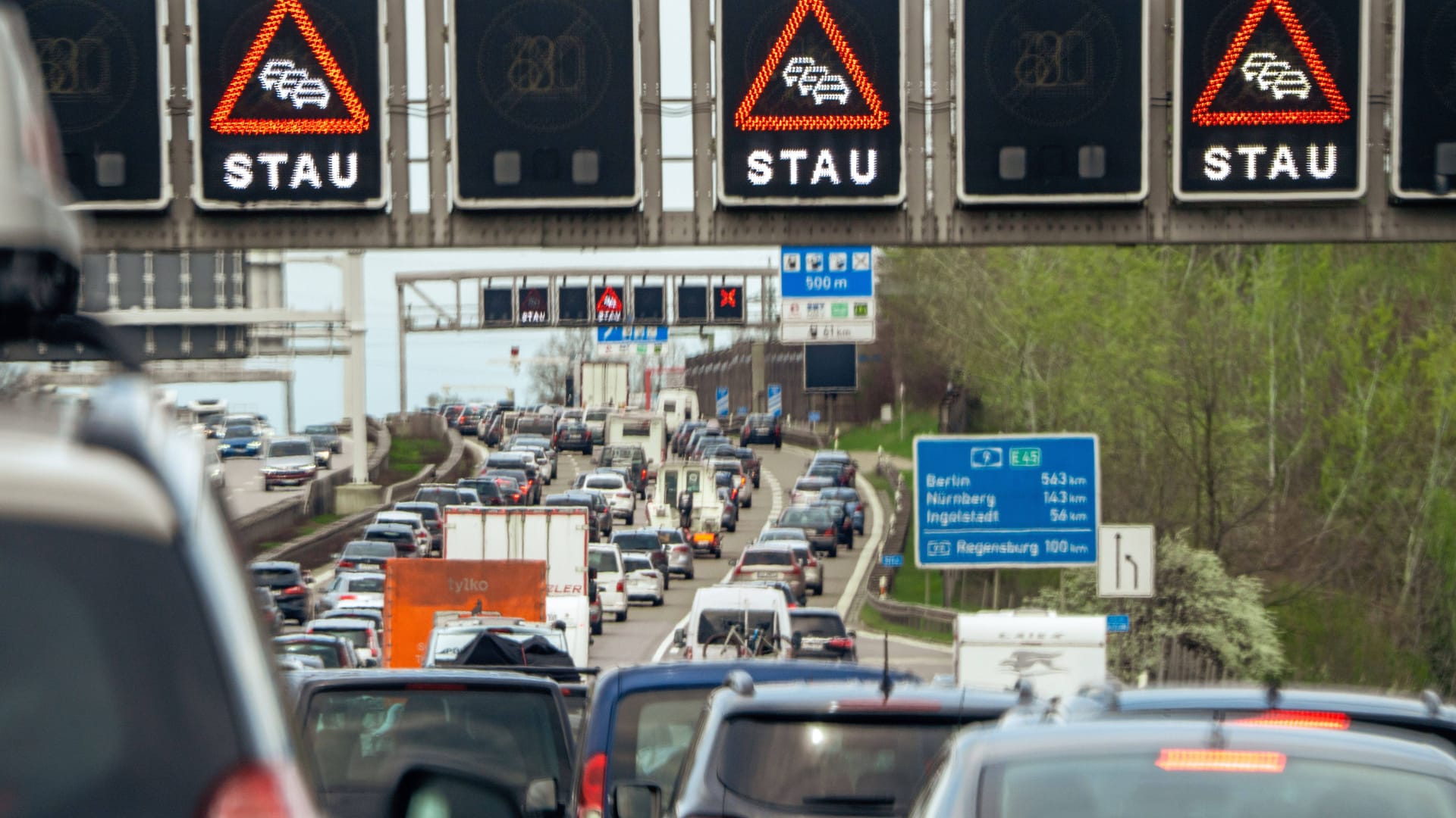 Stau auf der A9 von München nach Nürnberg (Archivbild): Rund um den Feiertag dürfte es auf Bayerns Autobahnen erwartungsgemäß voll werden.