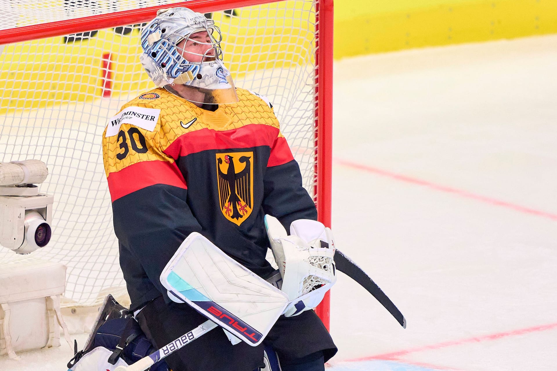 Philipp Grubauer ratlos: Der deutsche Keeper war Teil einer oft überforderten Defensive.