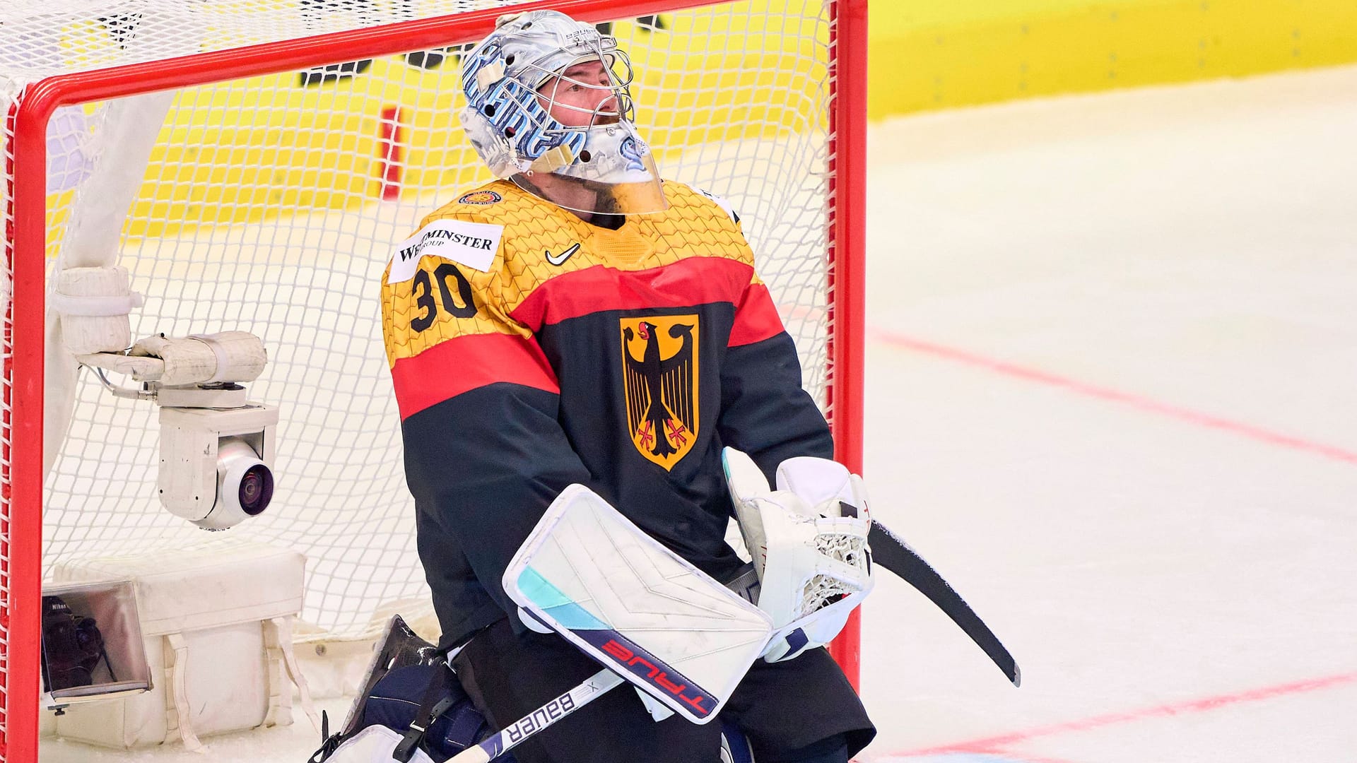 Philipp Grubauer ratlos: Der deutsche Keeper war Teil einer oft überforderten Defensive.