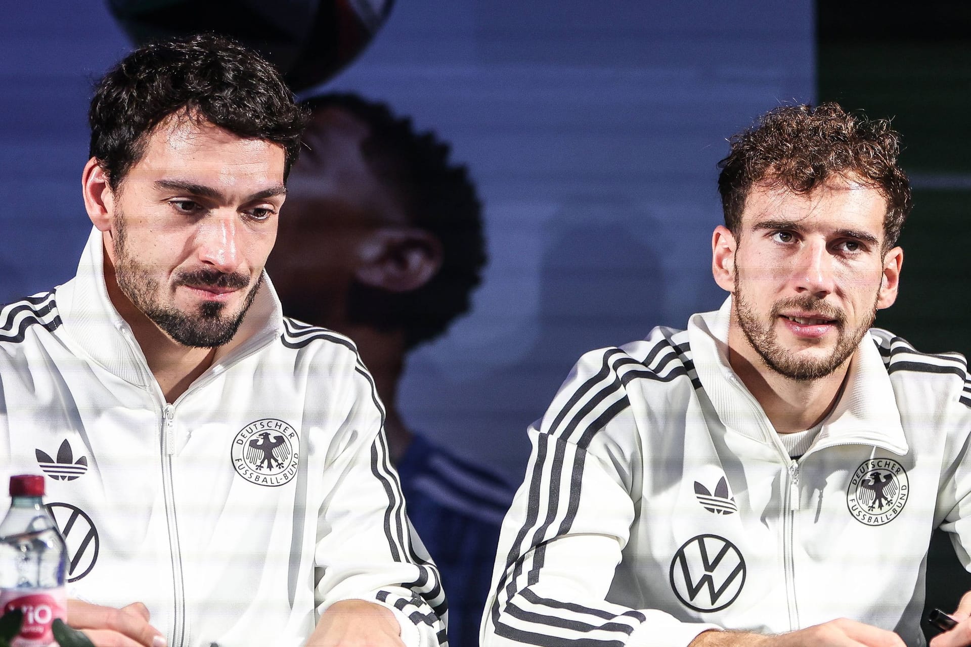 Mats Hummels (links) und Leon Goretzka: Die beiden werden bei der EM wohl nicht für Deutschland auflaufen.