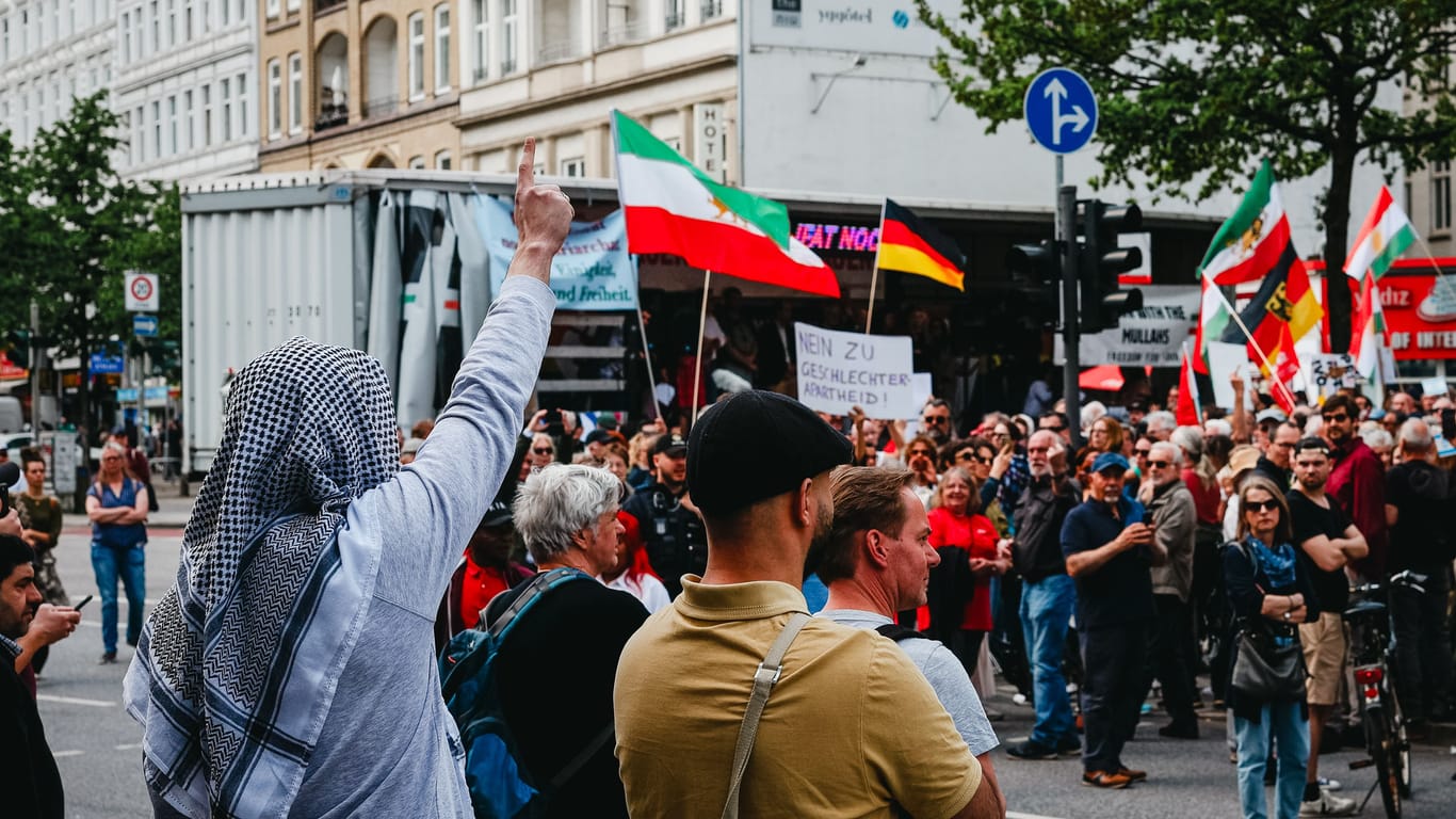 Der Mann wurde unter Beifall der Menge von der Polizei abgeführt.