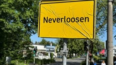 "Neverloosen": Ortschild von Leverkusen überklebt