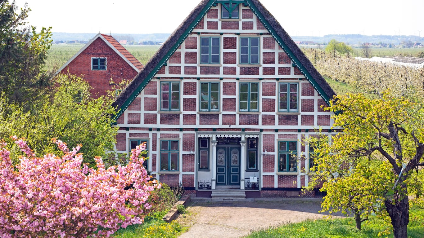 Ein Fachwerkhaus in Jork (Archivbild): Das Blütenfest findet jedes Jahr am ersten Maiwochenende statt.