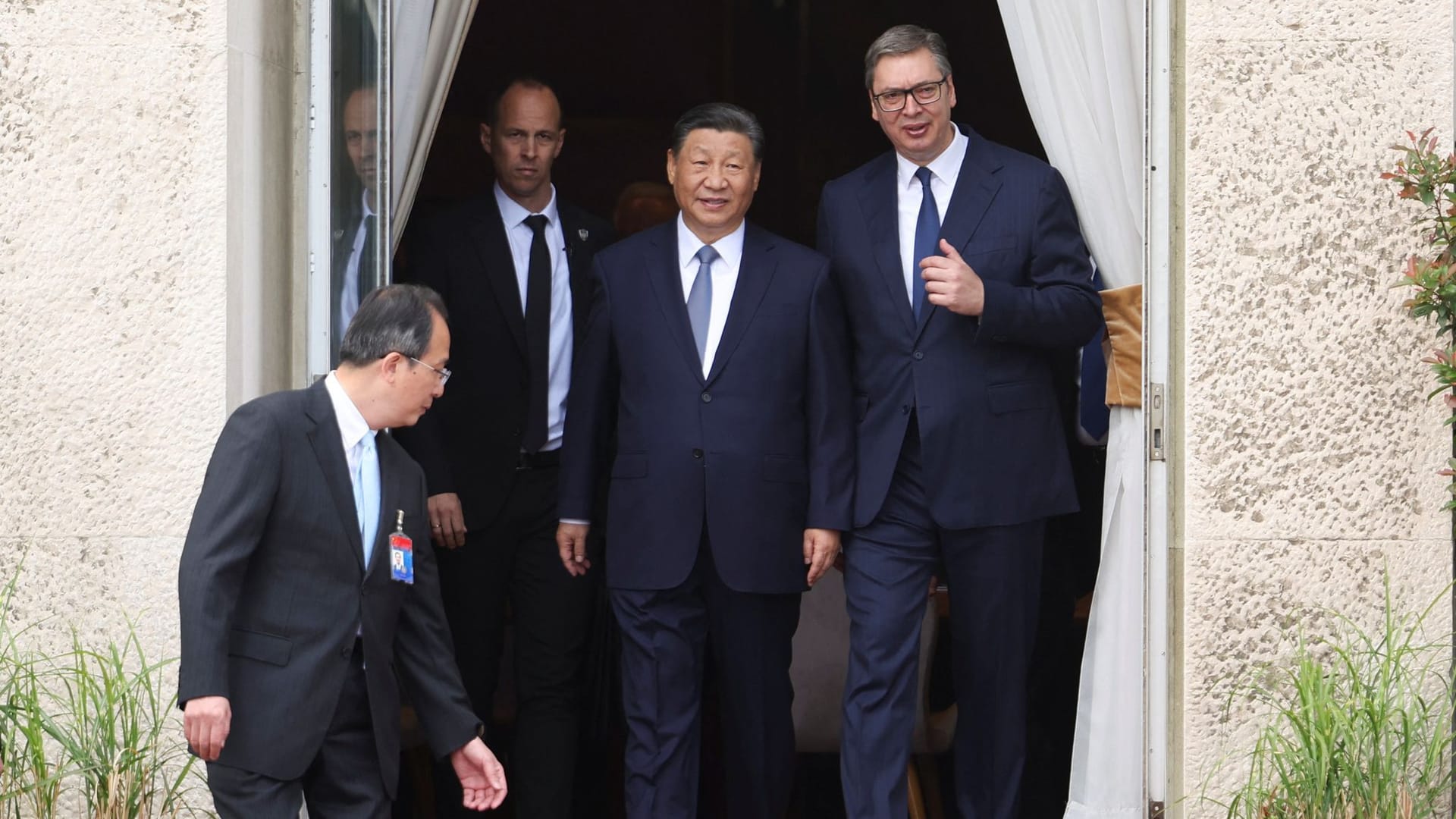 Der serbische Staatschef Aleksandar Vučić begrüßt Xi Jinping in Belgrad.