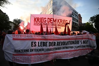 Teilnehmer der "Revolutionären 1. Mai-Demonstration" zünden Pyrotechnik: Die Demonstration zu der Linke und Linksextreme Gruppen aufgerufen haben, führt durch Kreuzberg und Neukölln.