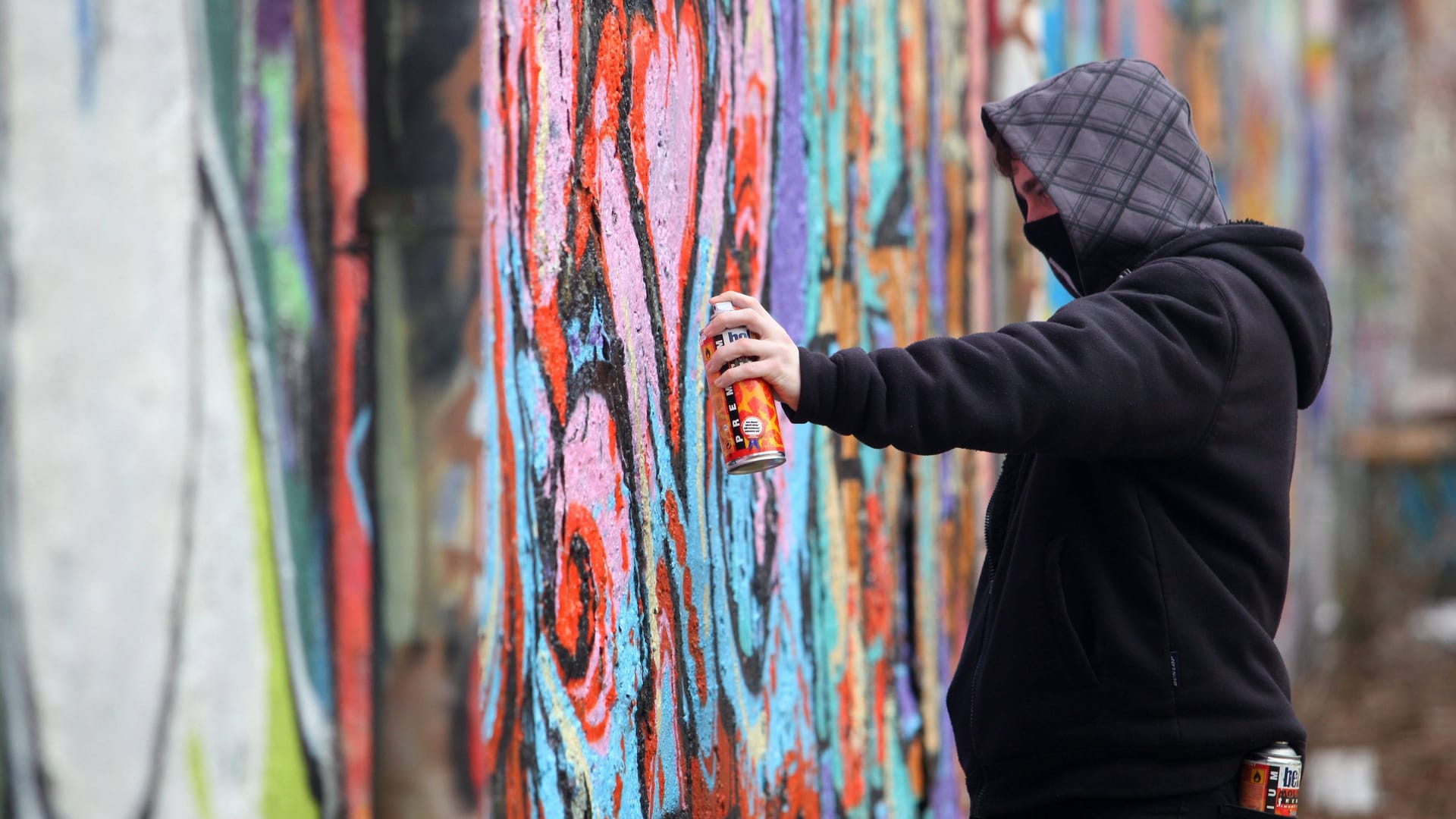 Ein Graffitisprayer (Symbolbild): Als die Polizisten das Duo an der Ecke Löbtauer Straße/Schäferstraße erwischt hatten, flüchteten die beiden Männer in unterschiedliche Richtungen.