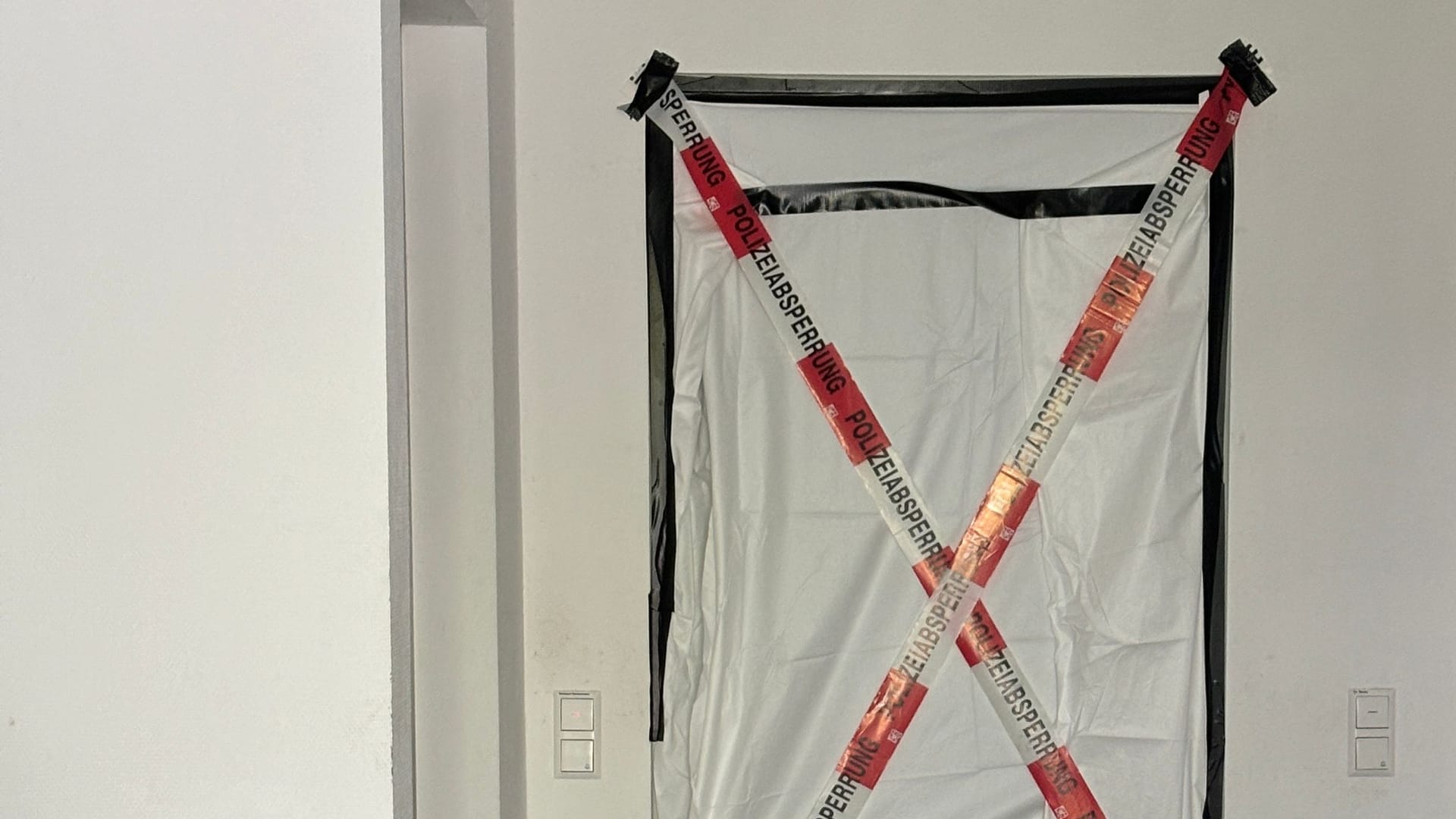 Die Eingangstür zur Wohnungstür: Die Einsatzkräfte fanden einen Mann bereits im Eingangsbereich des Mehrfamilienhauses. Die Eingangstür zur Wohnungstür: Die Einsatzkräfte fanden einen Mann bereits im Eingangsbereich des Mehrfamilienhauses.