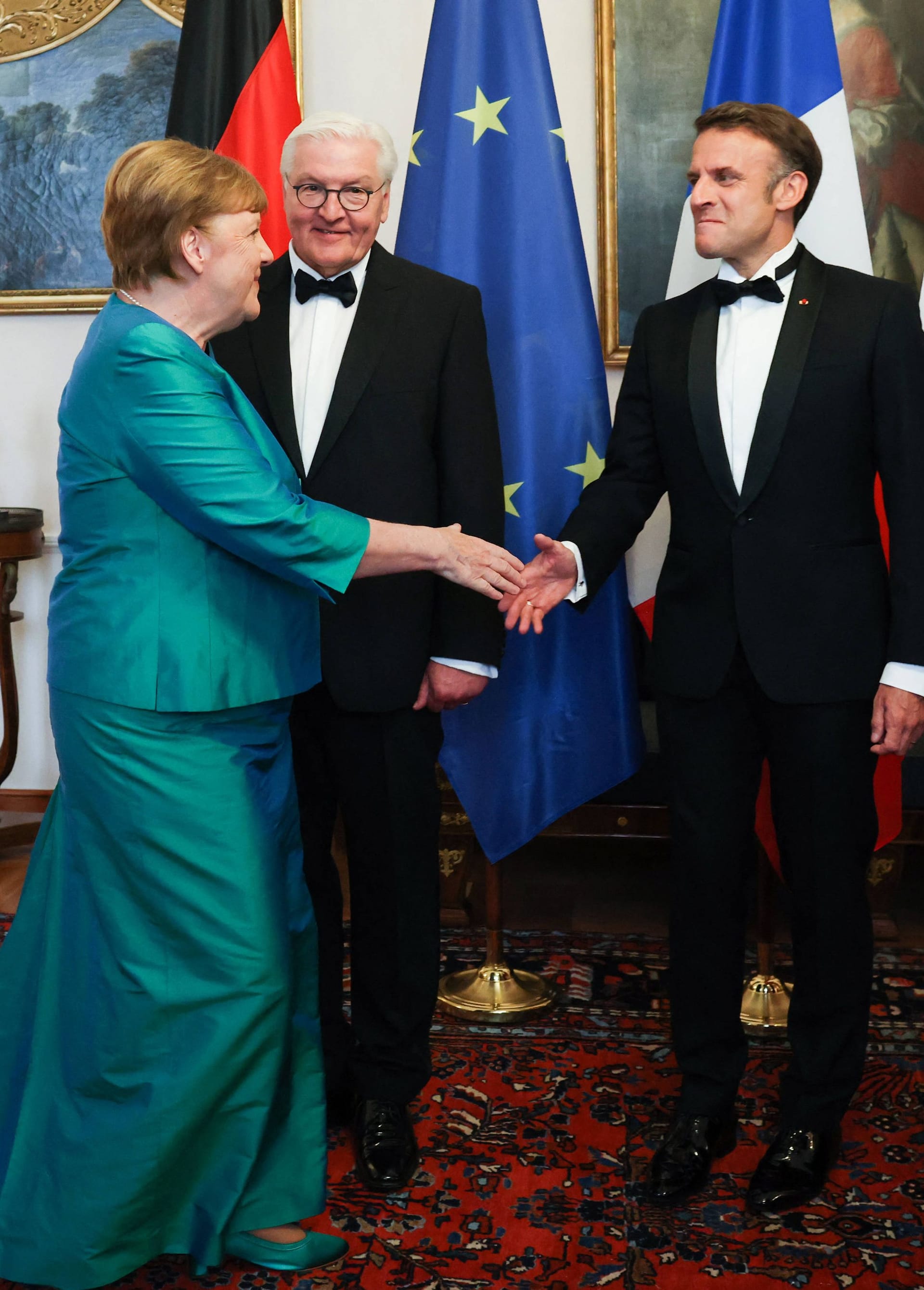 Angela Merkel begrüßt Emmanuel Macron.