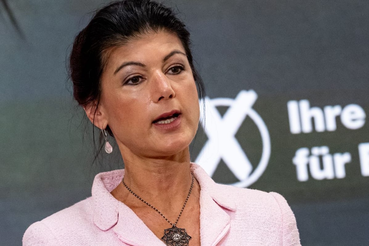 Sahra Wagenknecht, Bundesvorsitzende vom Bündnis Sahra Wagenknecht (BSW), spricht auf einer Veranstaltung (Archivbild): Die Politikerin fordert eine Entlastung bei den Spritabgaben.