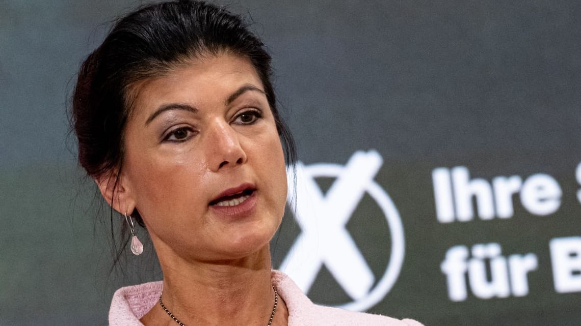 Sahra Wagenknecht, Bundesvorsitzende vom Bündnis Sahra Wagenknecht (BSW), spricht auf einer Veranstaltung (Archivbild): Die Politikerin fordert eine Entlastung bei den Spritabgaben.