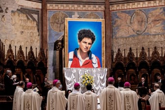 Im Oktober 2020 ist Carlo Acutis in Assisi bereits selig gesprochen worden. Das Bild stammt aus diesem Gottesdienst.