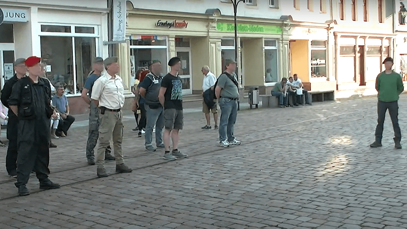 Antreten gegen Corona-Maßnahmen: In Döbeln zeigten sich Ex-Soldaten als mögliche Schutzmacht für "das Volk", die Gruppe leitete einer der heutigen Angeklagten.