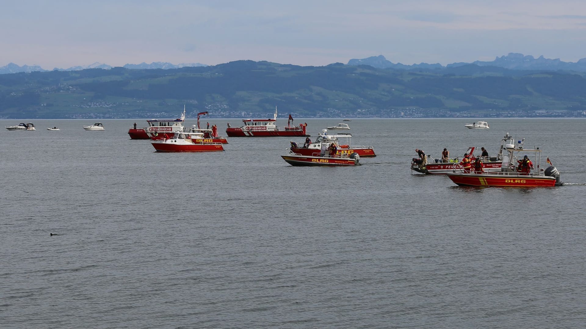 Die DLRG ist auf dem Bodensee im Einsatz: Die Helfer konnten den 23-Jährigen nach dem Unglück zu Pfingsten nicht finden. Nun ist seine Leiche aufgetaucht.