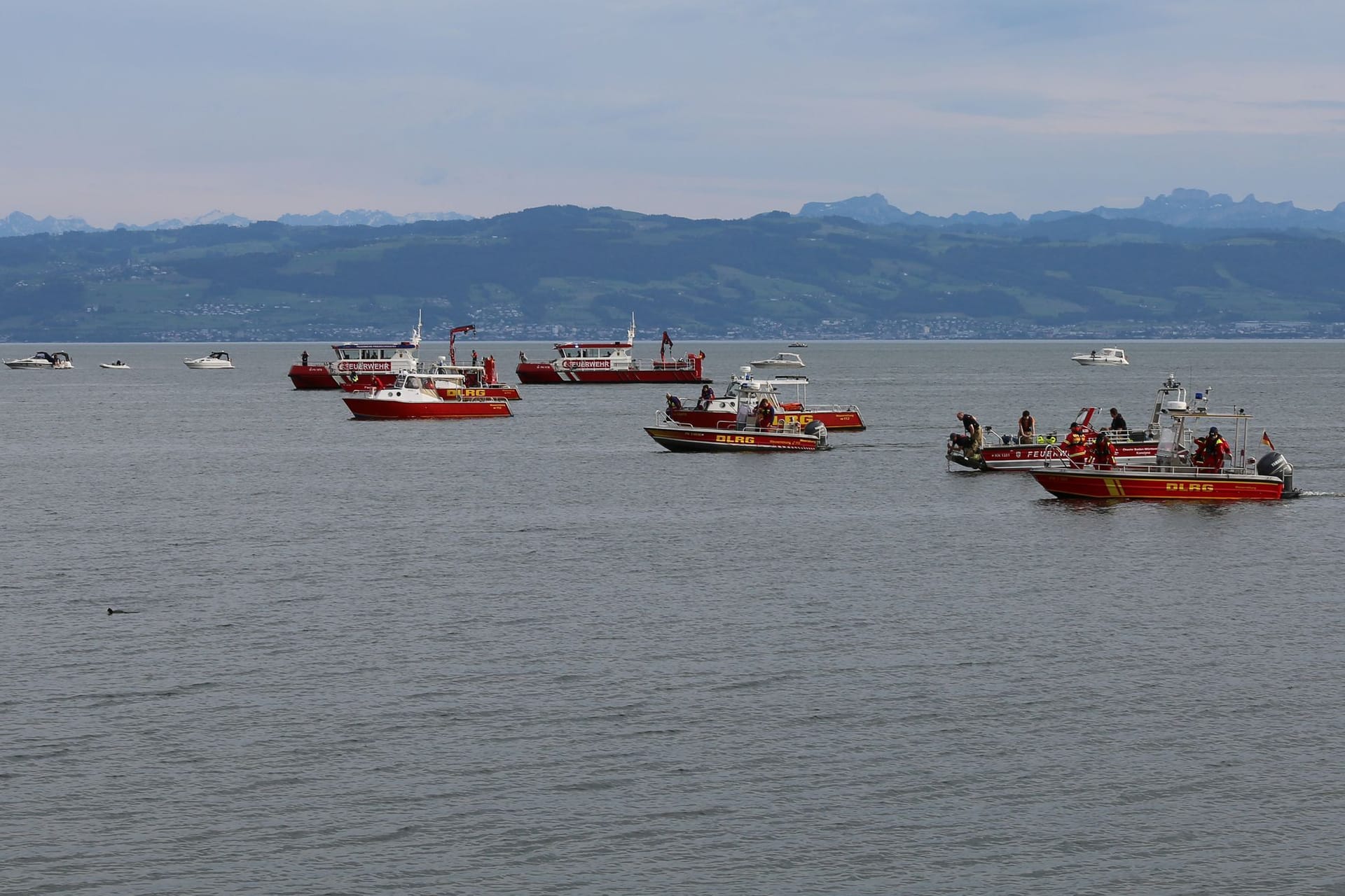 Die DLRG ist auf dem Bodensee im Einsatz: Die Helfer konnten den 23-Jährigen nach dem Unglück zu Pfingsten nicht finden. Nun ist seine Leiche aufgetaucht.