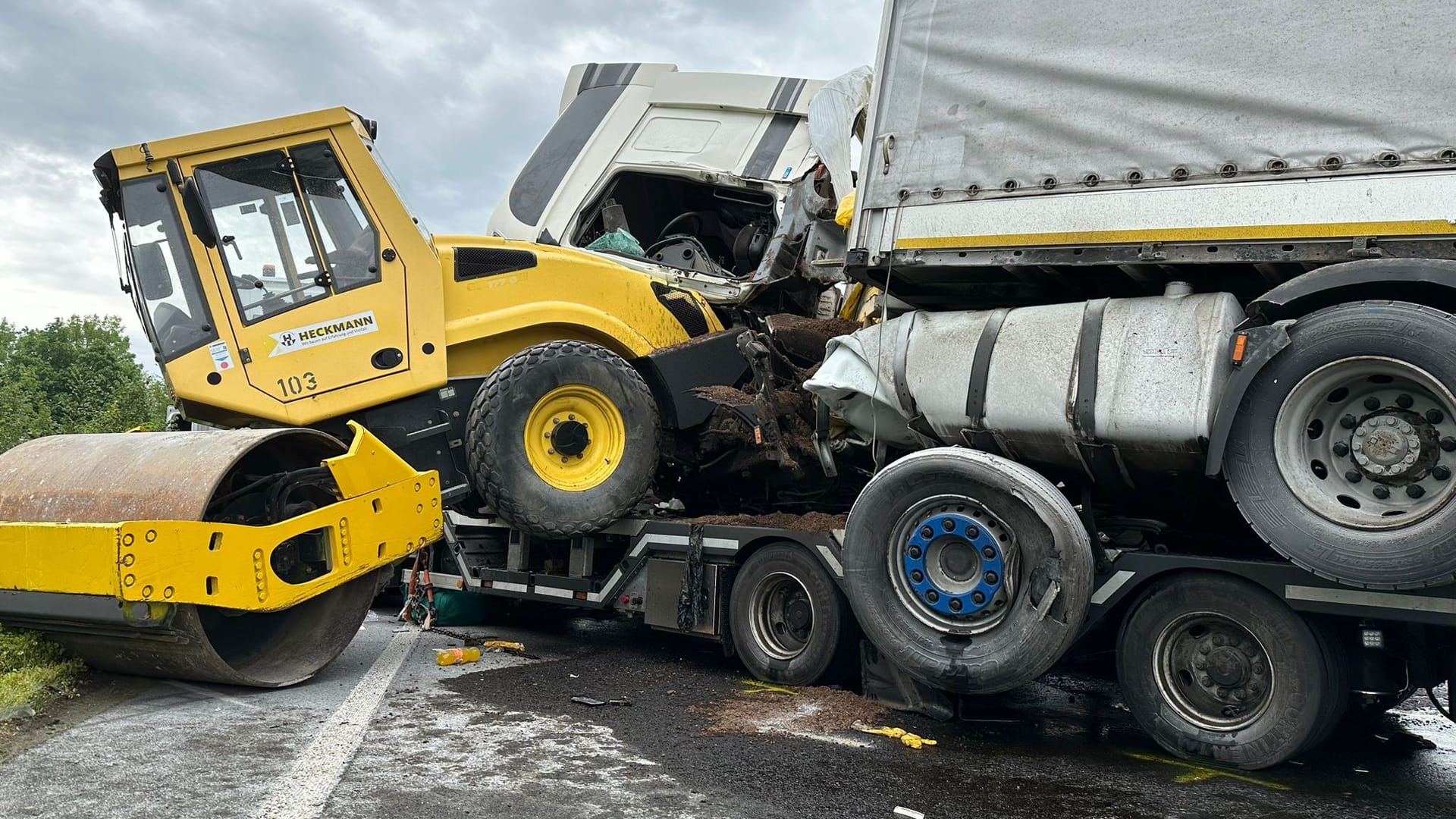 Schwerer Unfall auf der A1: Ein Tanker und ein Walzfahrzeug sind beteiligt.