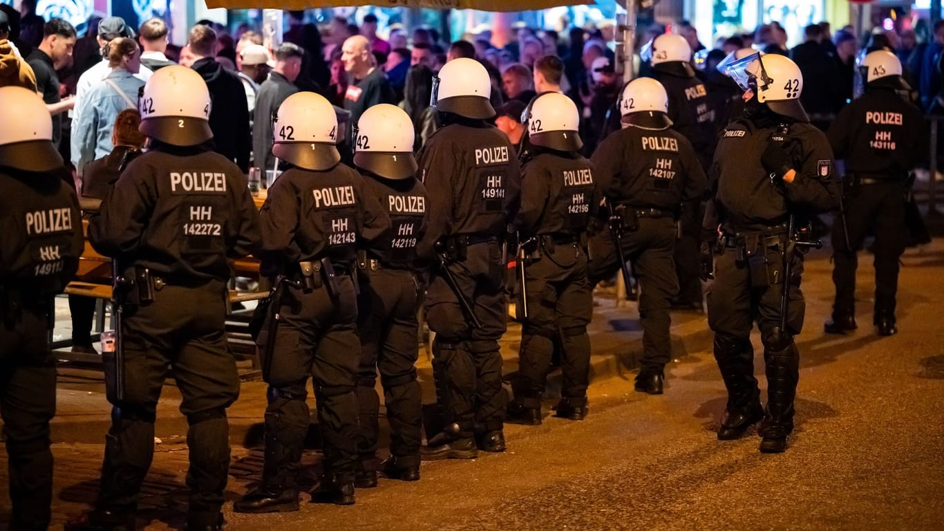 Polizisten in Schutzausrüstung an der Reeperbahn: Nach dem Derby sollten sie dort verhindern, dass Fan-Gruppen des HSV und des FC St. Pauli aufeinandertreffen.