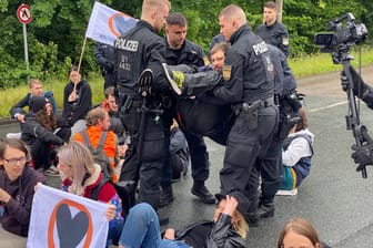 Mitglieder der "Letzten Generation" demonstrierten in Nürnberg zusammen mit "Extinction Rebellion": Mehrmals musste die Polizei Aktivisten vom Frankenschnellweg tragen.
