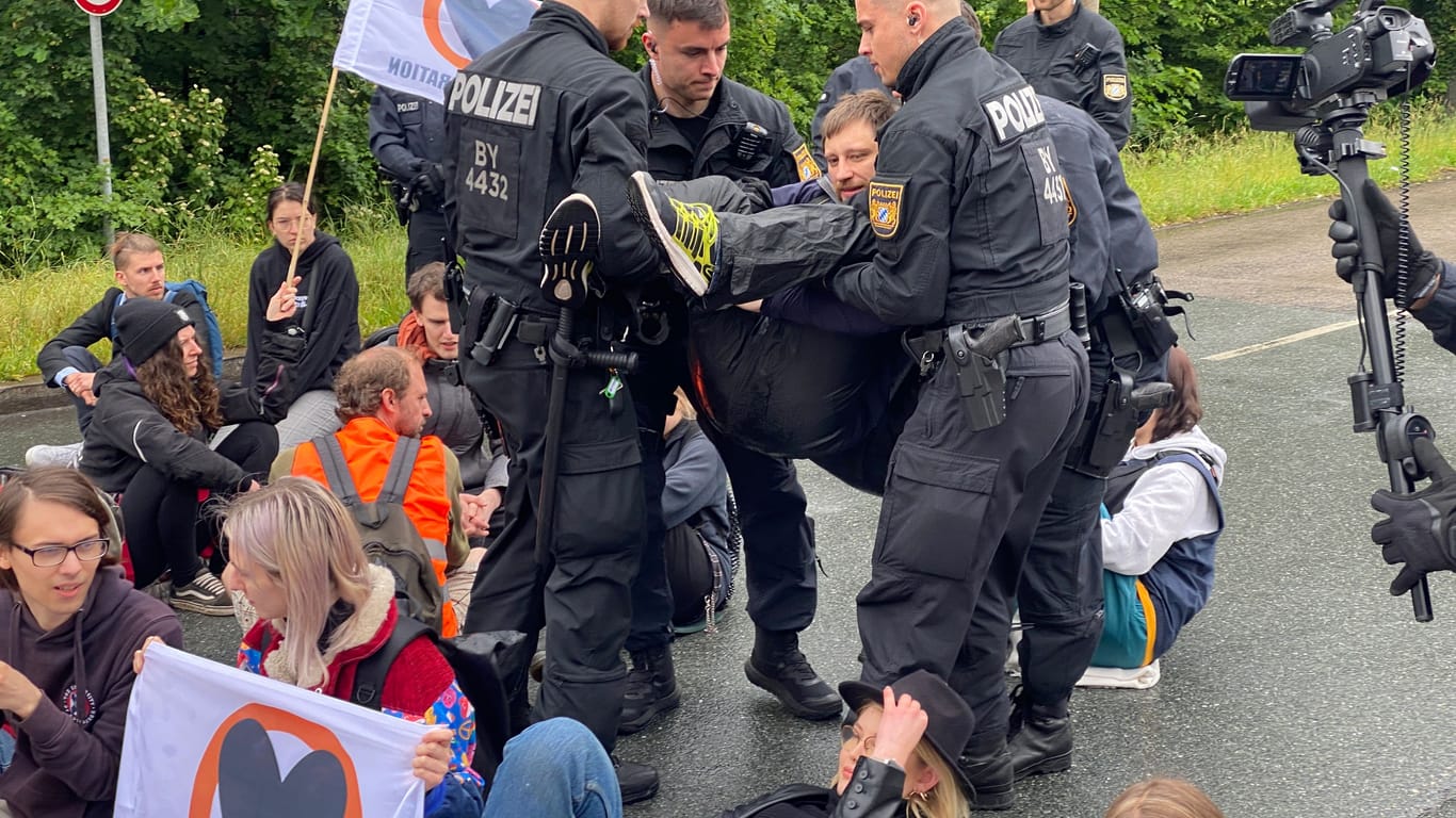 Mitglieder der "Letzten Generation" demonstrierten in Nürnberg zusammen mit "Extinction Rebellion": Mehrmals musste die Polizei Aktivisten vom Frankenschnellweg tragen.