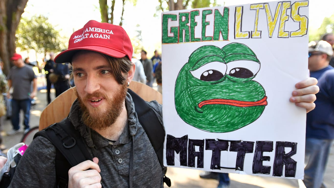 Trump Unterstützer mit einem "Pepe the Frog" Plakat (Archivbild).