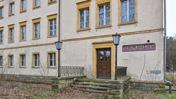 Das nördlich von Berlin gelegene Areal am Bogensee umfasst mit der ehemaligen FDJ-Hochschule Wilhelm Pieck und der Villa von Reichspropaganda-Minister Joseph Goebbels.