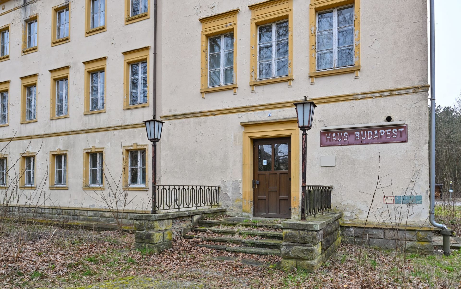 Das nördlich von Berlin gelegene Areal am Bogensee umfasst mit der ehemaligen FDJ-Hochschule Wilhelm Pieck und der Villa von Reichspropaganda-Minister Joseph Goebbels.