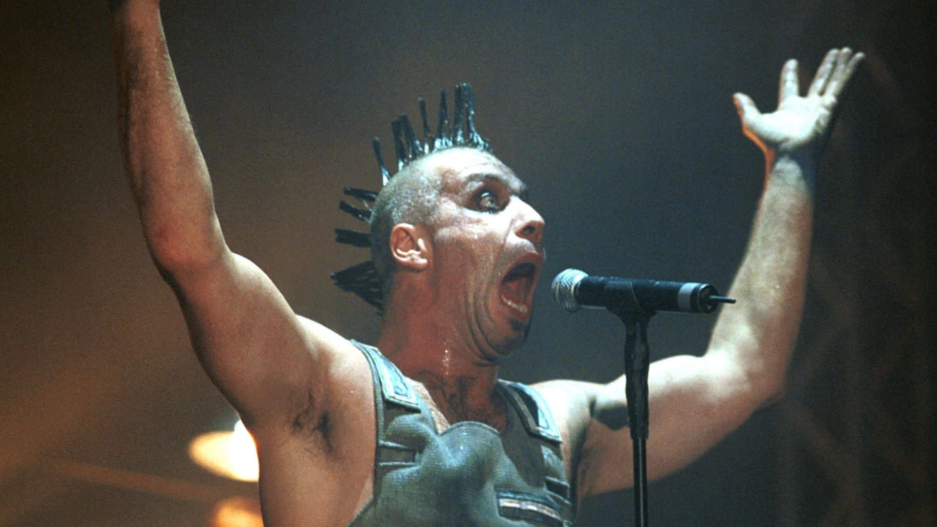 Rammstein-Sänger Till Lindemann bei einem Konzert in Lissabon.
