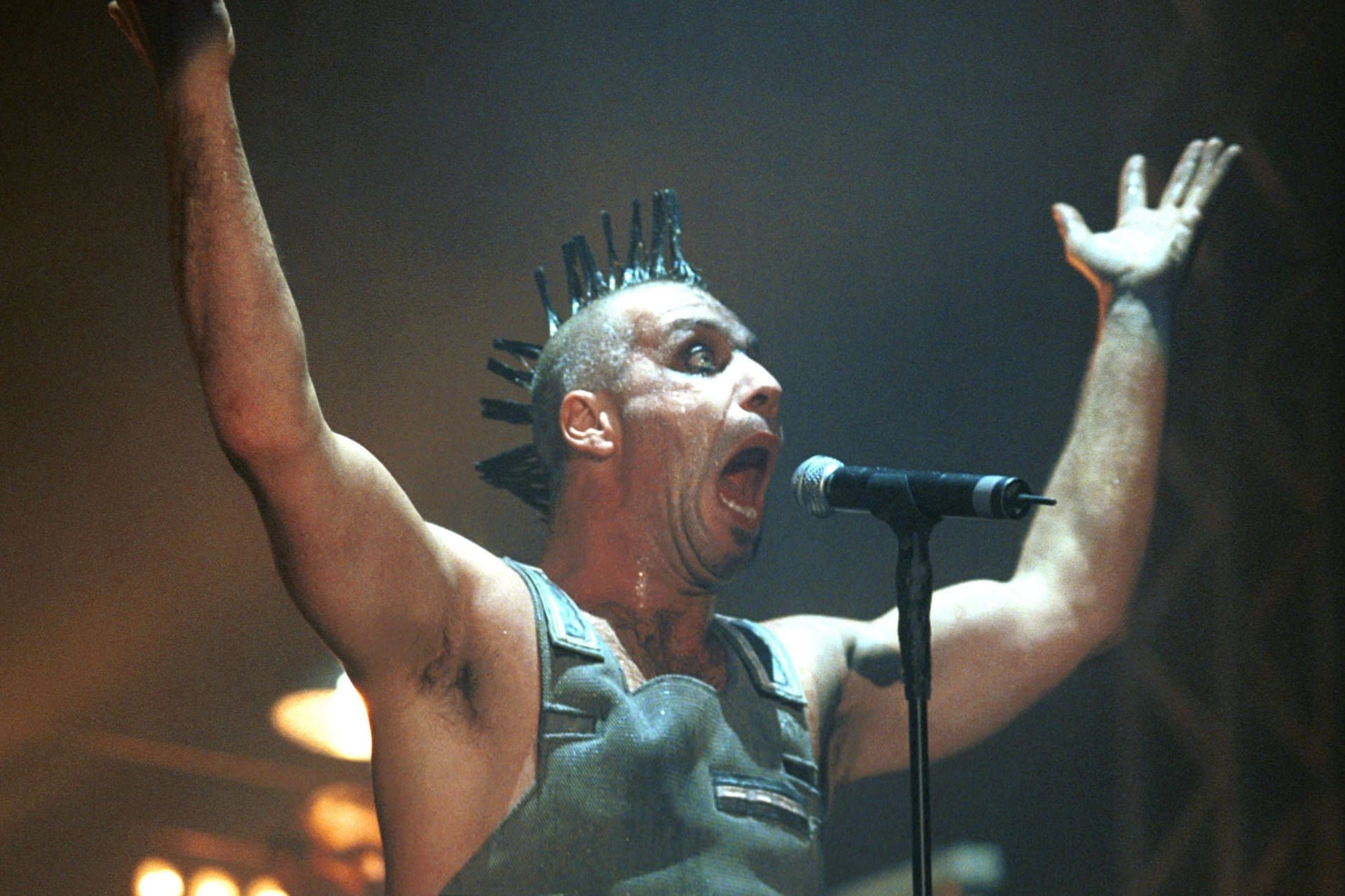 Rammstein-Sänger Till Lindemann bei einem Konzert in Lissabon.