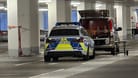 Einsatzkräfte der Kriminalpolizeiinspektion Regensburg arbeiten in einer Tiefgarage eines Baumarkts: Eine junge Frau wurde hier tot in ihrem Auto gefunden.