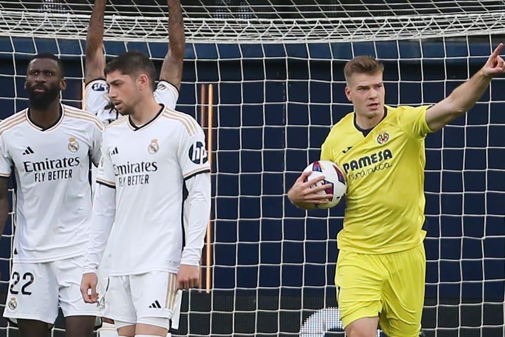 Gefühlswelten: Villarreals Sörloth (r.) jubelt, die Real-Spieler (li.) sind ratlos.