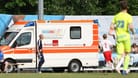 Notarzt-Einsatz bei einem U14-Spiel (Symbolbild): In Barsinghausen mussten der verletzte 13-Jährige aus Hannover sowie ein Basche-Vater ins Krankenhaus.