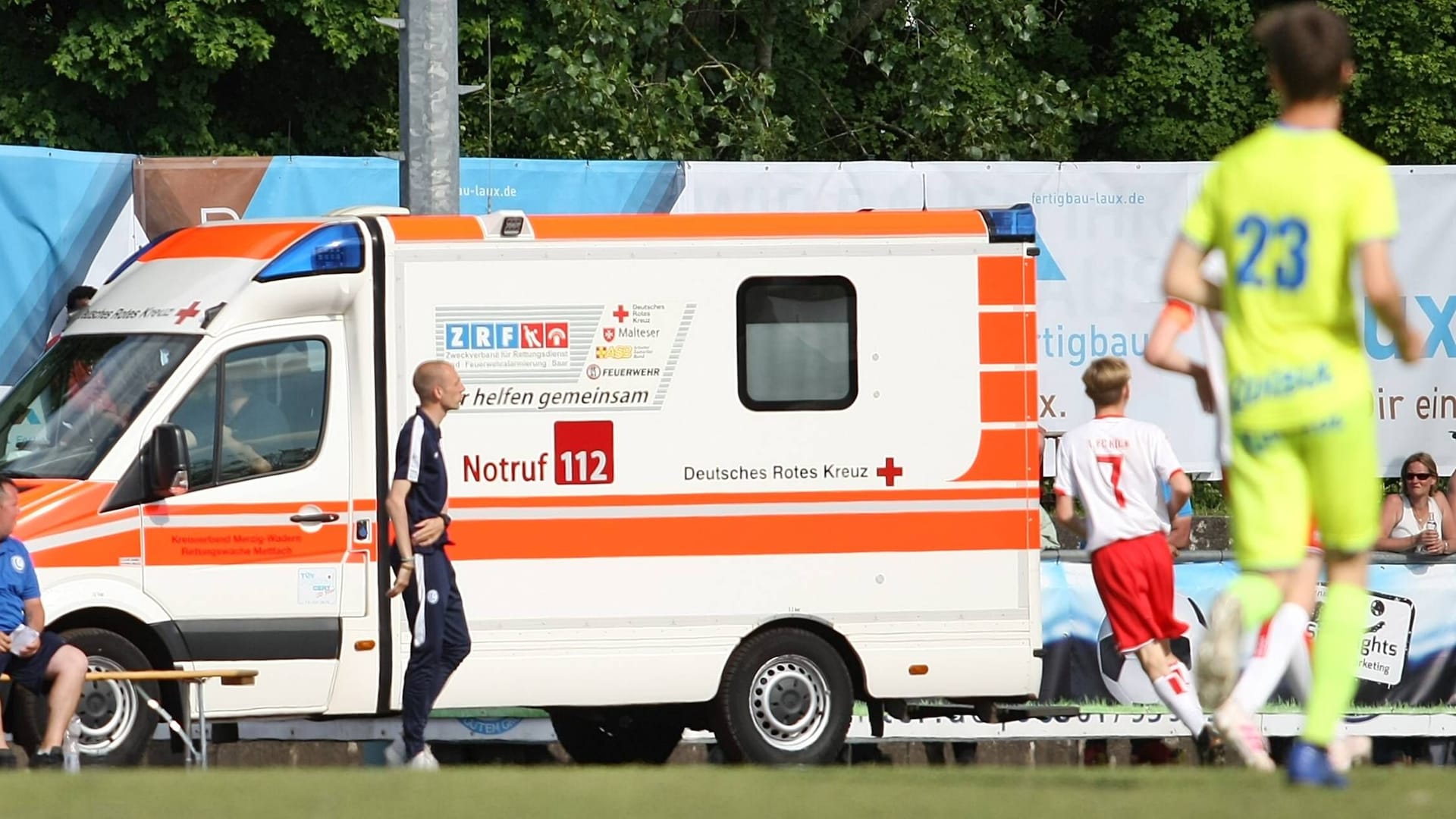 Notarzt-Einsatz bei einem U14-Spiel (Symbolbild): In Barsinghausen mussten der verletzte 13-Jährige aus Hannover sowie ein Basche-Vater ins Krankenhaus. Notarzt-Einsatz bei einem U14-Spiel (Symbolbild): In Barsinghausen mussten der verletzte 13-Jährige aus Hannover sowie ein Basche-Vater ins Krankenhaus.