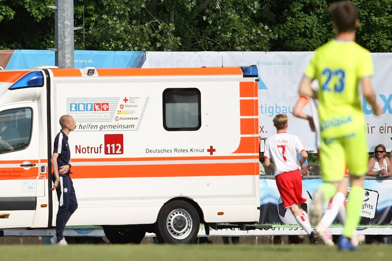 Notarzt-Einsatz bei einem U14-Spiel (Symbolbild): In Barsinghausen mussten der verletzte 13-Jährige aus Hannover sowie ein Basche-Vater ins Krankenhaus.