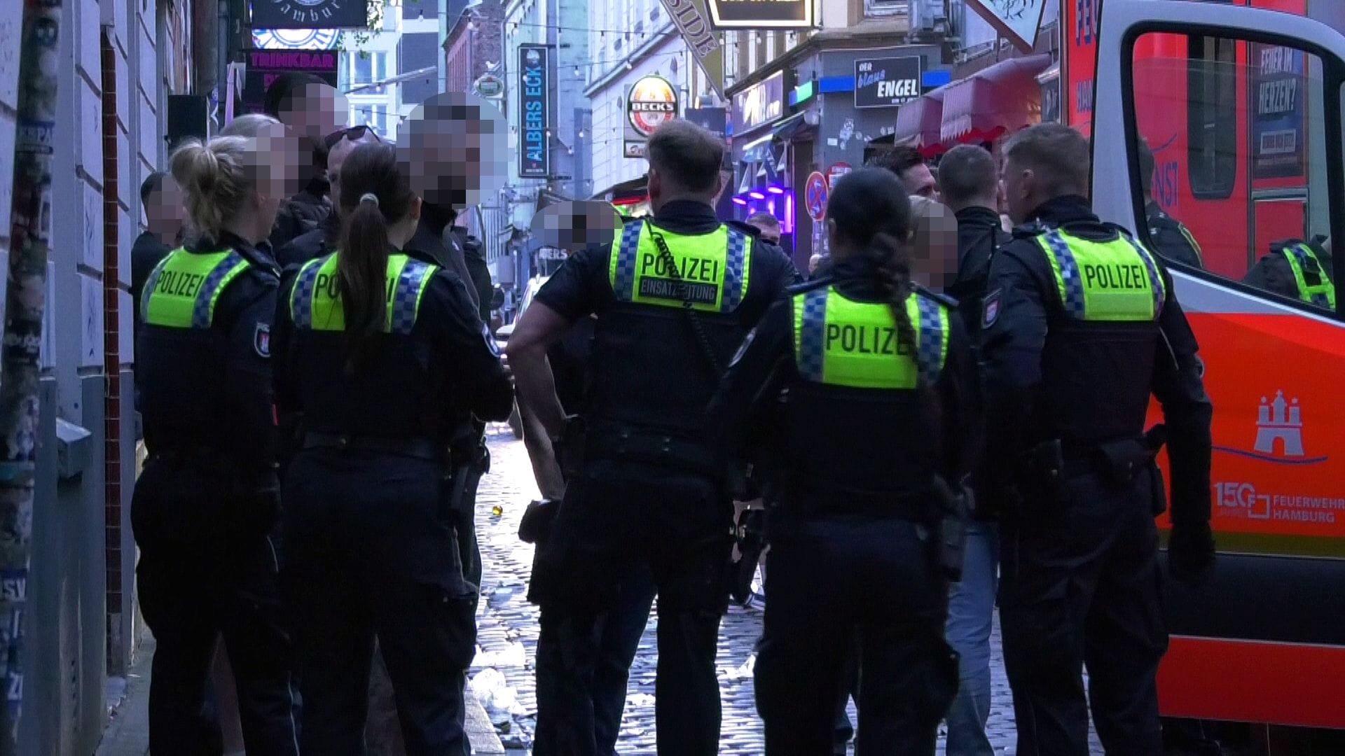 Polizisten stehen nach einer Messerstecherei auf der Gerhardstraße: Ein Mann ist dort schwer verletzt worden. Polizisten stehen nach einer Messerstecherei auf der Gerhardstraße: Ein Mann ist dort schwer verletzt worden.