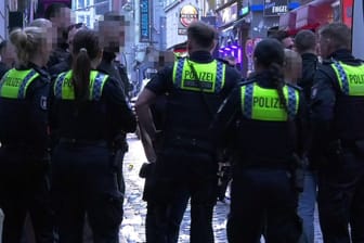 Polizisten stehen nach einer Messerstecherei auf der Gerhardstraße: Ein Mann ist dort schwer verletzt worden.