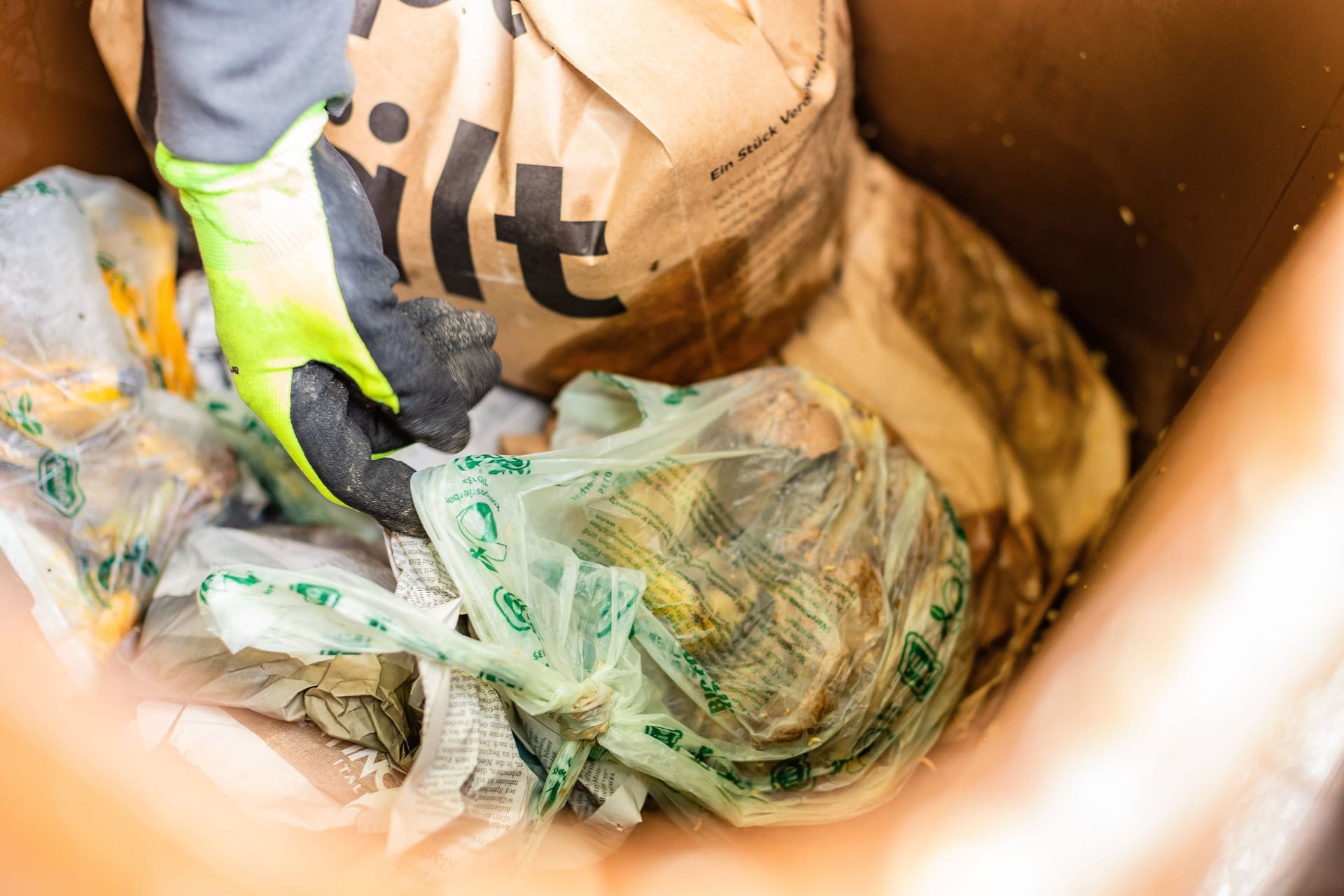 Plastiktüten in der Bio-Tonne: Das darf nicht sein und wird demnächst stärker reguliert.