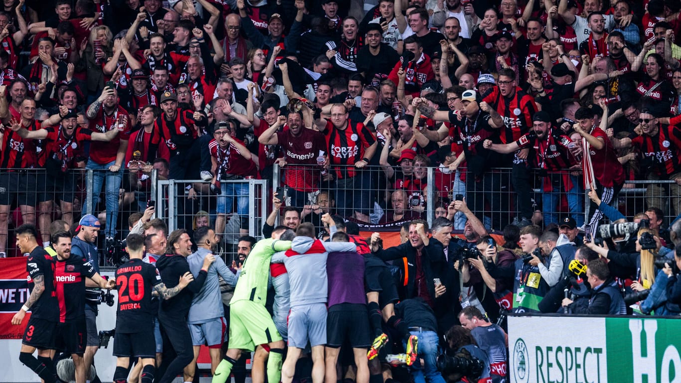 Die Spieler feiern, die Fans jubeln: In Leverkusen stieg am Donnerstagabend die nächste Party.